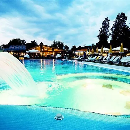 Terme Preistoriche & فندق مونتيجروتو تيرمي